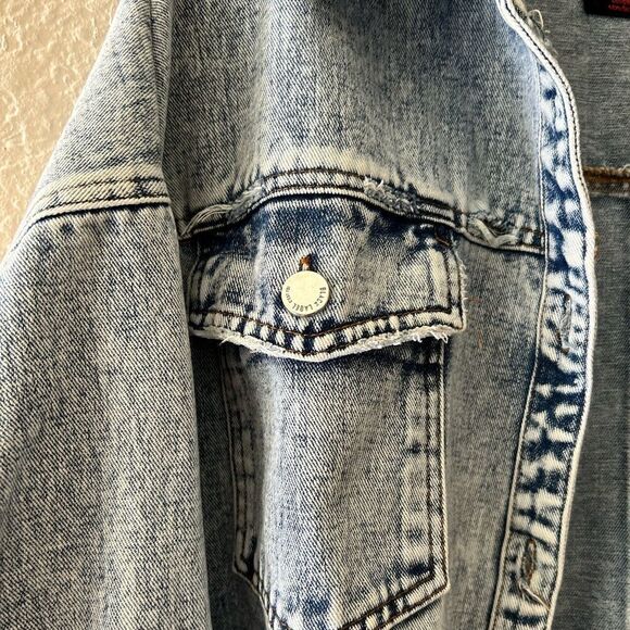 Distressed Jean Jacket✨ - Picture 4 of 8